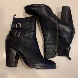 FRYE BLK leather ankle boots.